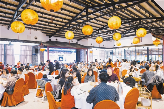 禮東美食街匯聚了30多家特色田園餐飲店，吸引了眾多游客前來品嘗美食。2022年，禮東美食街獲得第二批“廣東省粵菜美食街”榮譽稱號。