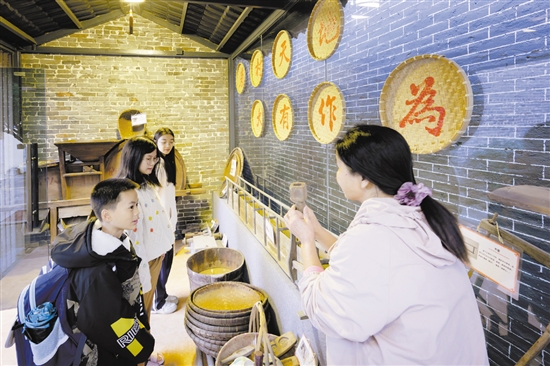 農(nóng)耕文化展示館里的農(nóng)具全是村民捐獻的，引發(fā)了孩子們的好奇心。