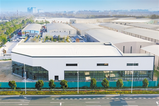 新華城商鋪項目正在加緊建設(shè)，這是該村招商引資的新引擎。