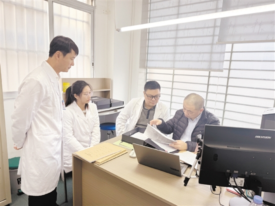 評(píng)審專家對(duì)江門市中心醫(yī)院法醫(yī)物證司法鑒定所進(jìn)行全面評(píng)查。