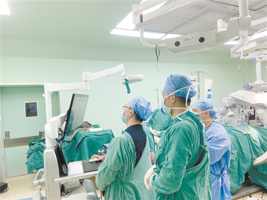 根據(jù)機(jī)器人的導(dǎo)航，骨科醫(yī)護(hù)團(tuán)隊(duì)為患者精準(zhǔn)置入內(nèi)植入物。