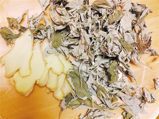 用艾葉、生姜泡腳具有溫經(jīng)、散寒、止痛的功效。