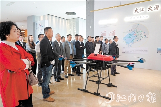 企業(yè)家們參觀龍溪湖江海區(qū)產(chǎn)業(yè)展廳。
