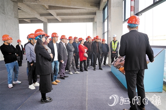 企業(yè)家們從江海區(qū)社會(huì)智慧治理技術(shù)創(chuàng)新中心16樓俯瞰安全應(yīng)急產(chǎn)業(yè)園。