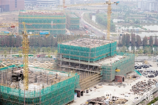 江門(mén)安全應(yīng)急產(chǎn)業(yè)園區(qū)內(nèi)，各項(xiàng)目正如火如荼建設(shè)中。