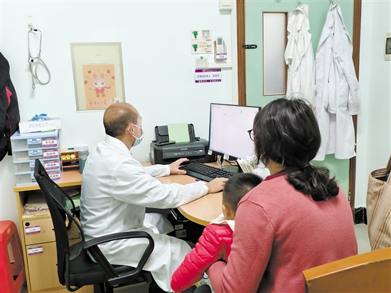 老人和小孩是流感易感人群，要注意防護。圖為醫(yī)生為患兒看診。