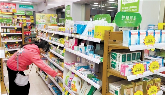 市民在藥店內(nèi)選購(gòu)藥品。
