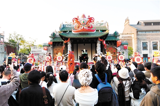 黃茅海跨海通道開(kāi)通后，赤坎華僑古鎮(zhèn)人氣更旺了。