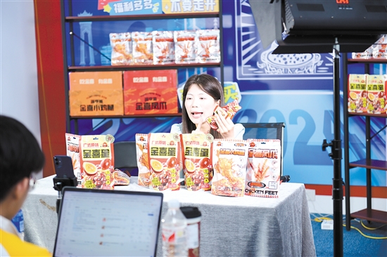 線(xiàn)上年貨節(jié)，企業(yè)工作人員忙直播。