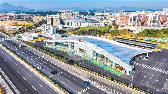 址山服務(wù)區(qū)（北區(qū)）著力打造新能源特色服務(wù)區(qū)典范。