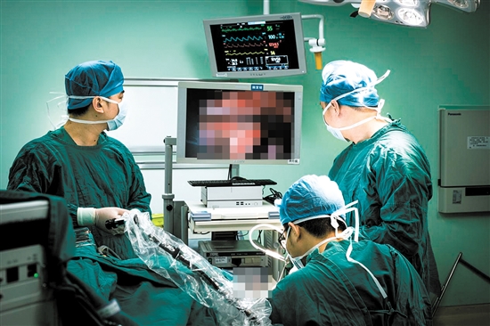 神經(jīng)外科團(tuán)隊(duì)為患者進(jìn)行手術(shù)。