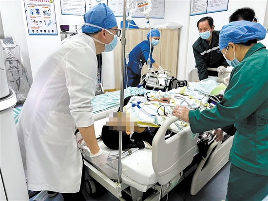 急診科為患者搶救贏得時(shí)間。