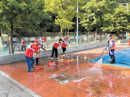 工作人員對(duì)重點(diǎn)區(qū)域進(jìn)行清理。