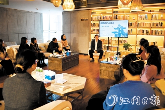 一場關(guān)于“音樂與素質(zhì)教育”的交流會在江海區(qū)龍溪湖閱讀中心舉行。