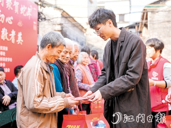 禮樂鄉(xiāng)親接收慰問金以及禮物。