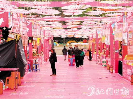 江南文化廣場的迎春花市充滿了濃濃的中國風(fēng)元素。劉瓊