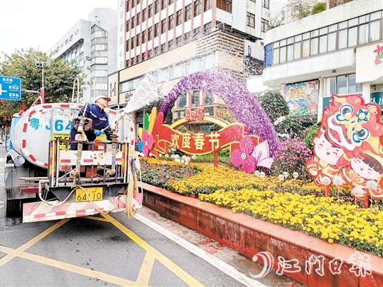 環(huán)衛(wèi)工人用心澆灌植物，擦亮城市容顏。