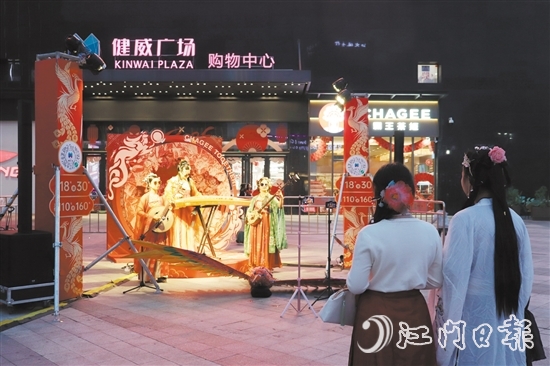 在健威廣場，身穿漢服的市民駐足欣賞國潮音樂表演。