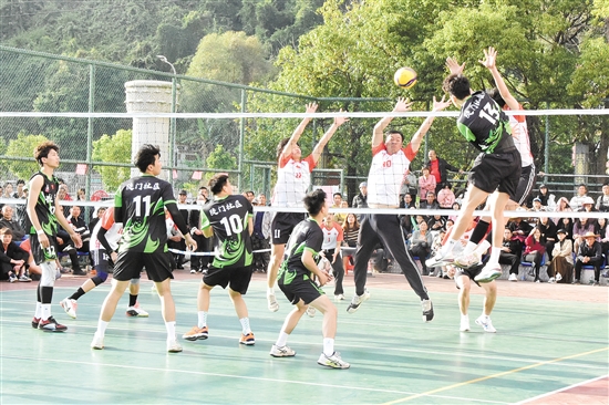 臺(tái)山市北陡鎮(zhèn)九人排球賽激情上演。