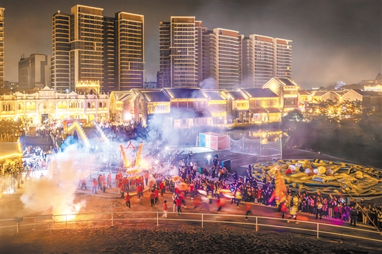 在鶴山古勞水鄉(xiāng)，火龍表演增添濃濃年味。