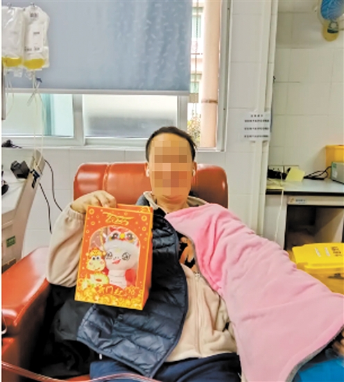 獻(xiàn)血可以挽救患者生命。