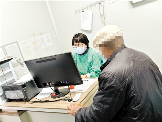 出現(xiàn)流感癥狀應(yīng)及時就醫(yī)。