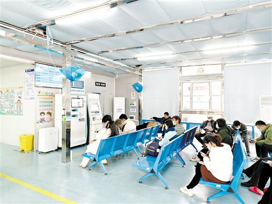 近期發(fā)熱門診候診病人多。