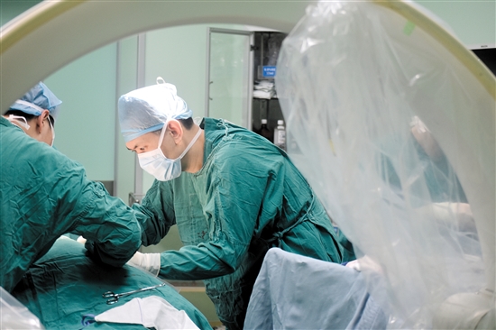 疼痛科團(tuán)隊將電極精確植入患者脊髓特定位置。