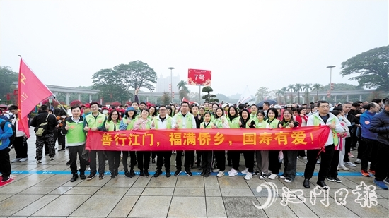 來自中國人壽江門分公司的60名志愿者代表身著統(tǒng)一服裝。