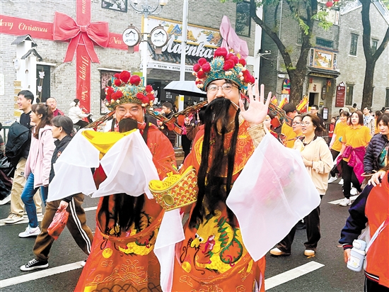 由賀歲人偶、卡通人偶組成的“顯眼包”方陣格外吸睛。