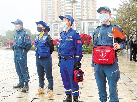 藍天救援隊隊員一早趕到活動現(xiàn)場，保障參賽者能隨時獲得專業(yè)的應急救援服務。