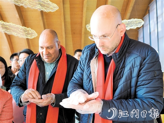 外籍高管職工學習制作鶴山特色美食。