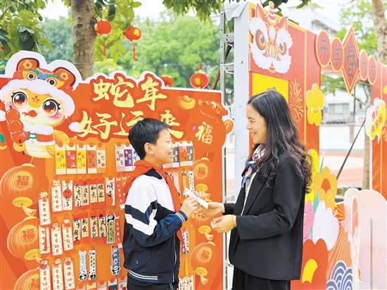 方寸之間，溫情無限。開平市僑園路小學(xué)給學(xué)生派發(fā)書簽。