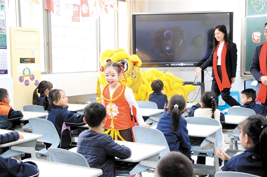 鶴山市碧桂園學(xué)校學(xué)生扮演哪吒，給同學(xué)們帶來驚喜。