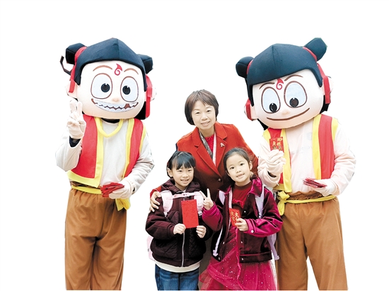 “哪吒”現(xiàn)身陳白沙小學(xué)，給學(xué)生帶來祝福。