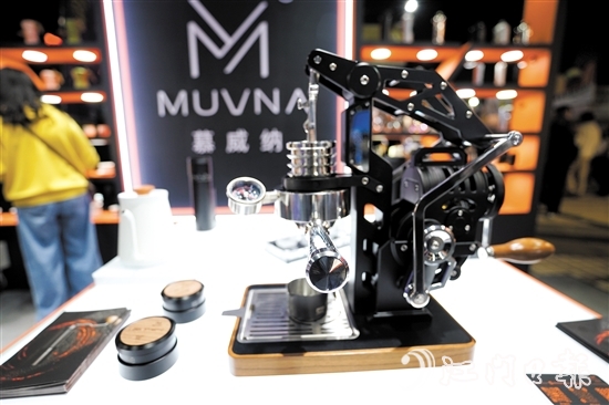 咖啡節(jié)上，慕威納的意式手搖半自動E61馬赫咖啡機。張浩洋
