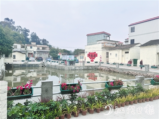 在基礎環(huán)境提升方面，北達村下了大力氣，帶來的新變化讓村民紛紛點贊。圖為村內(nèi)池塘。