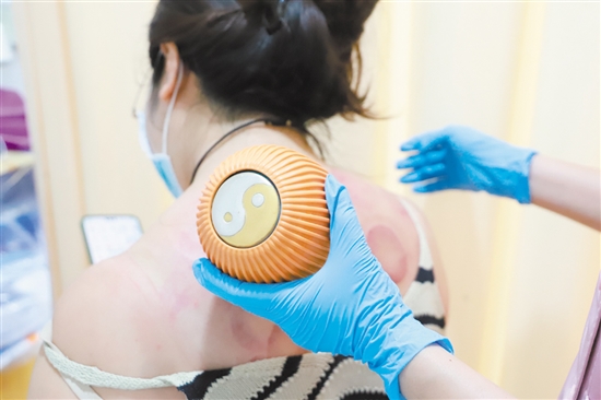 雨水時(shí)節(jié)，按揉或艾灸穴位可以起到祛濕化痰、健脾理氣的作用。