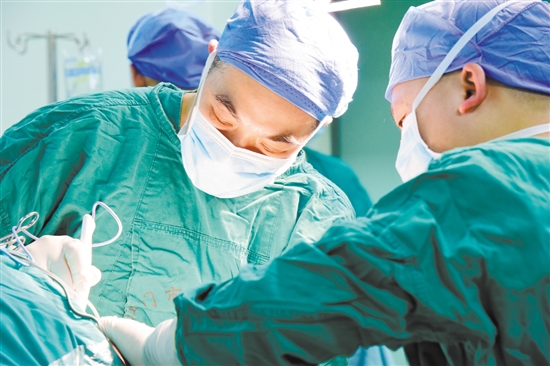 顱內(nèi)動脈瘤一旦破裂，后果可能極其嚴重。圖為醫(yī)生為患者進行手術(shù)。