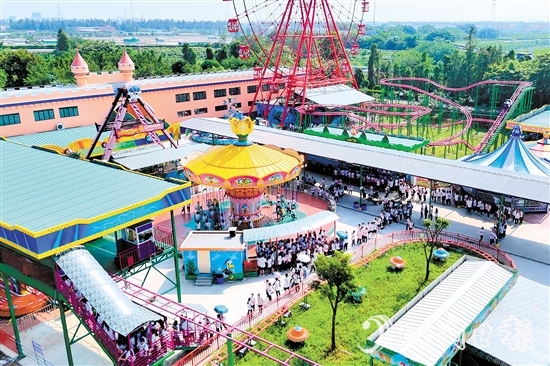 摩天輪是長(zhǎng)廊生態(tài)園熱門(mén)項(xiàng)目之一。