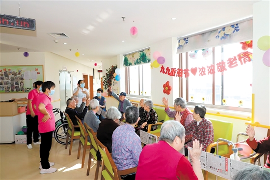 新會(huì)區(qū)養(yǎng)老中心舉辦活動(dòng)，豐富老年人生活。簡(jiǎn)家琳