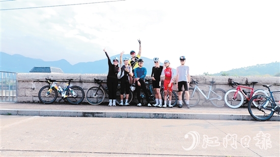 方嘉浩（左二）與騎友們打卡江門美麗風(fēng)景。