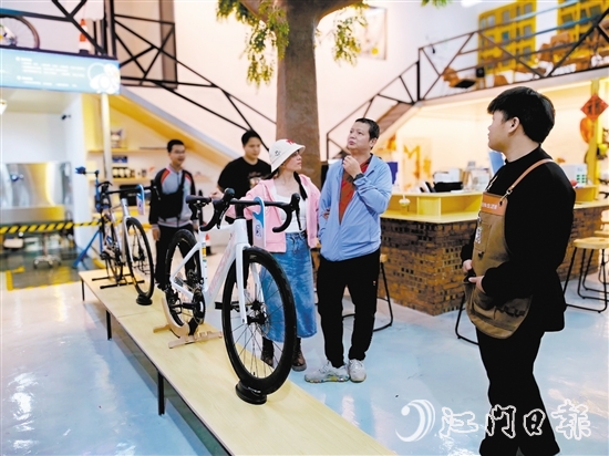 市民在Plan.B自行車生活館選購適宜的自行車。劉瓊