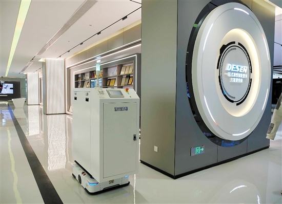 德森精密生產(chǎn)的涂覆機(jī)和全自動(dòng)機(jī)器人配合作業(yè)。