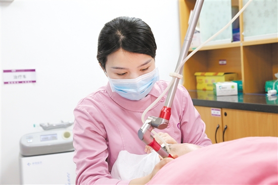 醫(yī)護(hù)人員為痤瘡患者進(jìn)行治療。