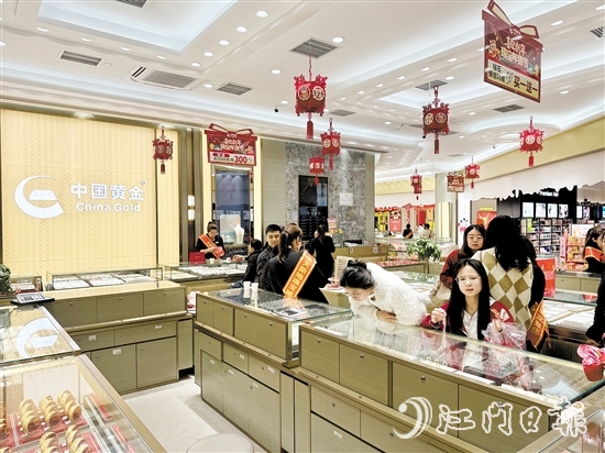 小克重黃金首飾、黃金貼片等“輕量化”產(chǎn)品受年輕消費者青睞。