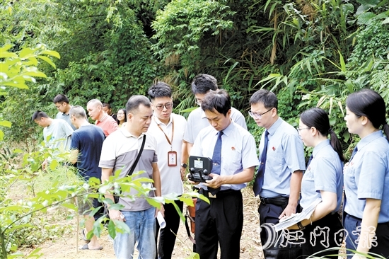 檢察干警借助無人機(jī)開展調(diào)查取證工作。