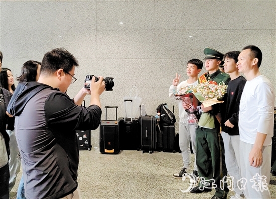 家人迎接退役軍人光榮返鄉(xiāng)。