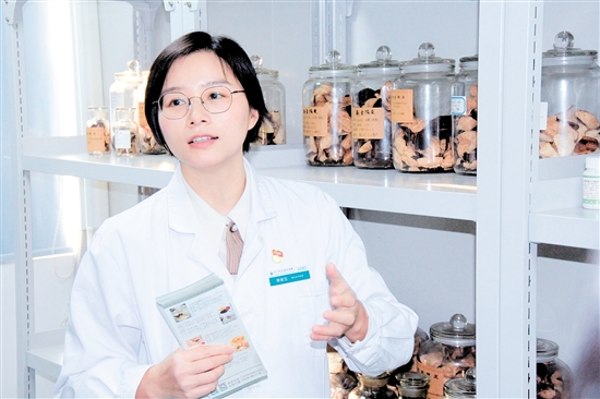 藥學(xué)部負(fù)責(zé)人譚娥玉