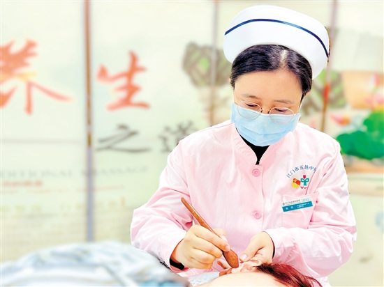 中醫(yī)經(jīng)典科護士長黃霓